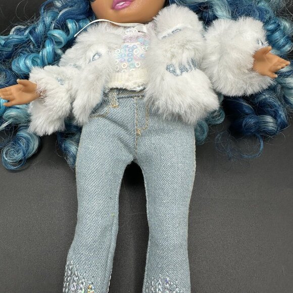 Rainbow High Winter Break Skyler Bradshaw Doll White Jacket Faux Fur Coat Skates - Picture 7 of 12